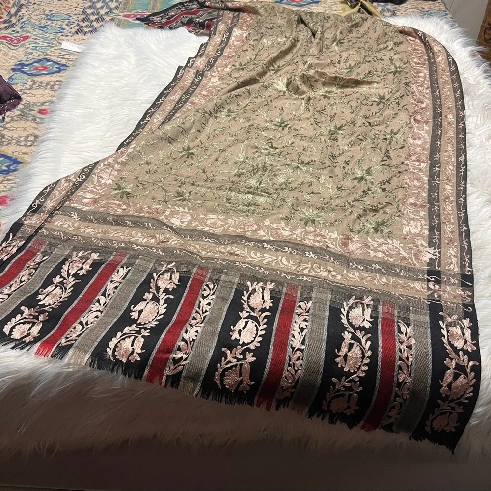 Monte Carlo shawls heavily embroidered shawl - Picture 2 of 5